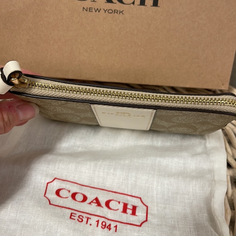 FIRM Coach leather - Picture 7 of 8